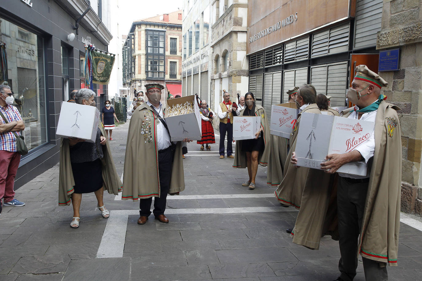 Torrelavega celebra hoy, sábado, la festividad de su patrona, la Virgen Grande, de una manera especial, como el año que nos está tocando vivir. Las fiestas, suspendidas por la pandemia, han sustituido el tradicional bullicio por resignación y una alegría contenida alejada de cualquier aglomeración. La ciudad no está engalanada y apenas un puñado de actos siguen en pie, como el concurso nacional de pintura rápida al aire libre, el reparto de polkas, el concurso de bolos o los conciertos en La Lechera y el Teatro Concha Espina, que tendrán lugar hoy.