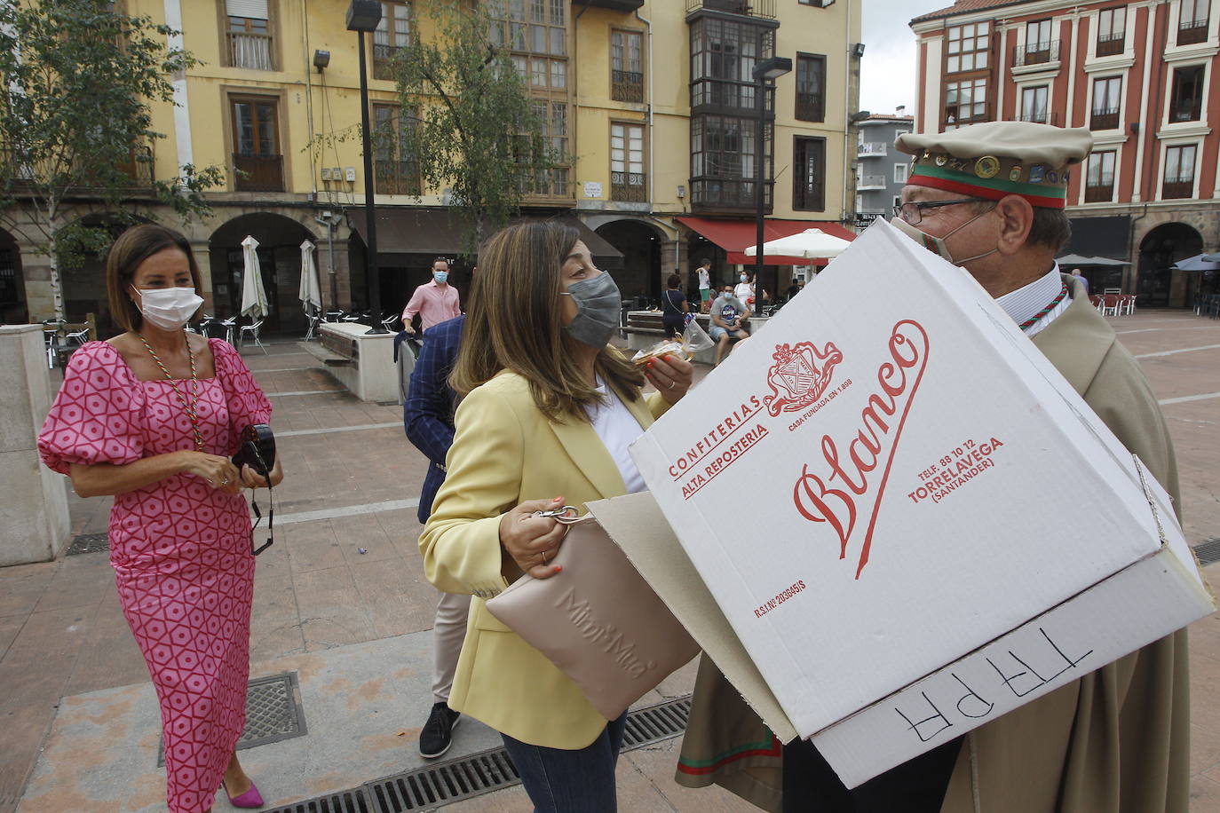 Torrelavega celebra hoy, sábado, la festividad de su patrona, la Virgen Grande, de una manera especial, como el año que nos está tocando vivir. Las fiestas, suspendidas por la pandemia, han sustituido el tradicional bullicio por resignación y una alegría contenida alejada de cualquier aglomeración. La ciudad no está engalanada y apenas un puñado de actos siguen en pie, como el concurso nacional de pintura rápida al aire libre, el reparto de polkas, el concurso de bolos o los conciertos en La Lechera y el Teatro Concha Espina, que tendrán lugar hoy.