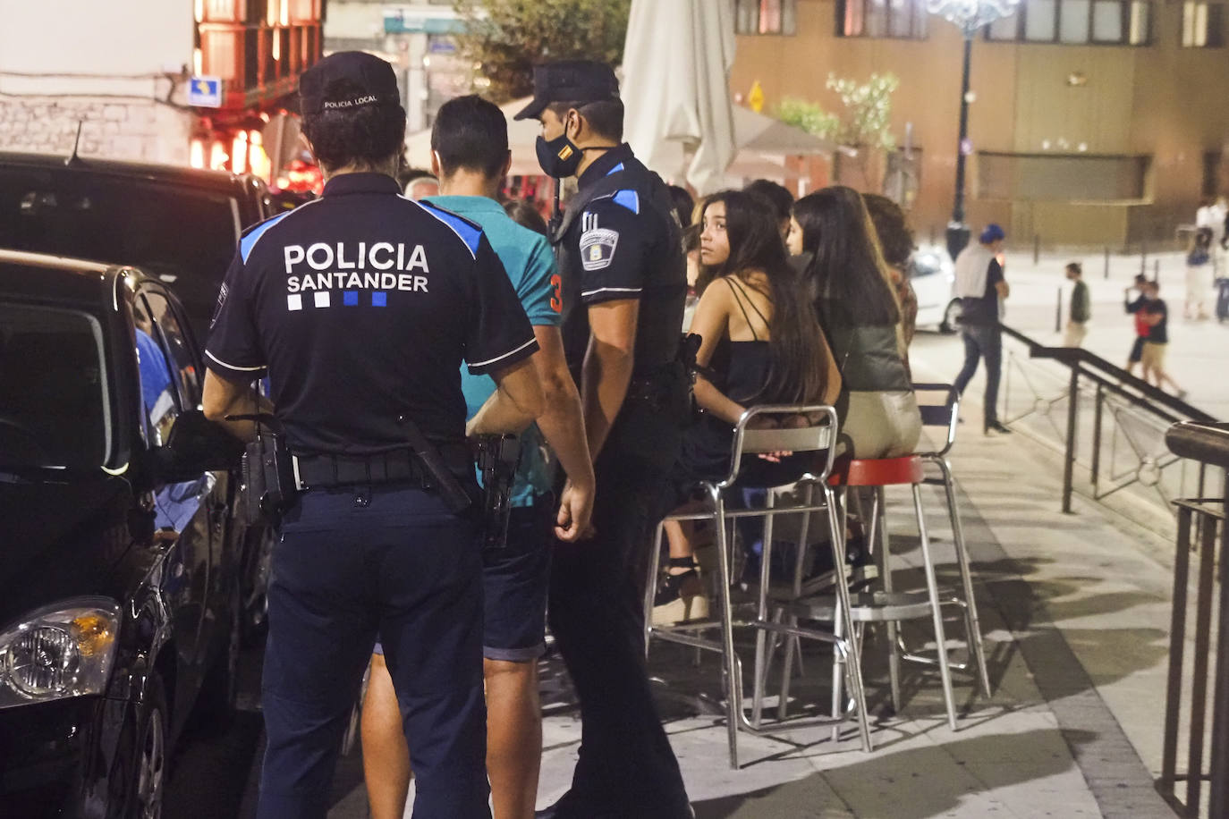 Agentes de la Policía Local se desplegaron este viernes por la noche en las zonas de ocio más concurridas de Santander, para vigilar el cumplimiento de las medidas contra la propagación del coronavirus.