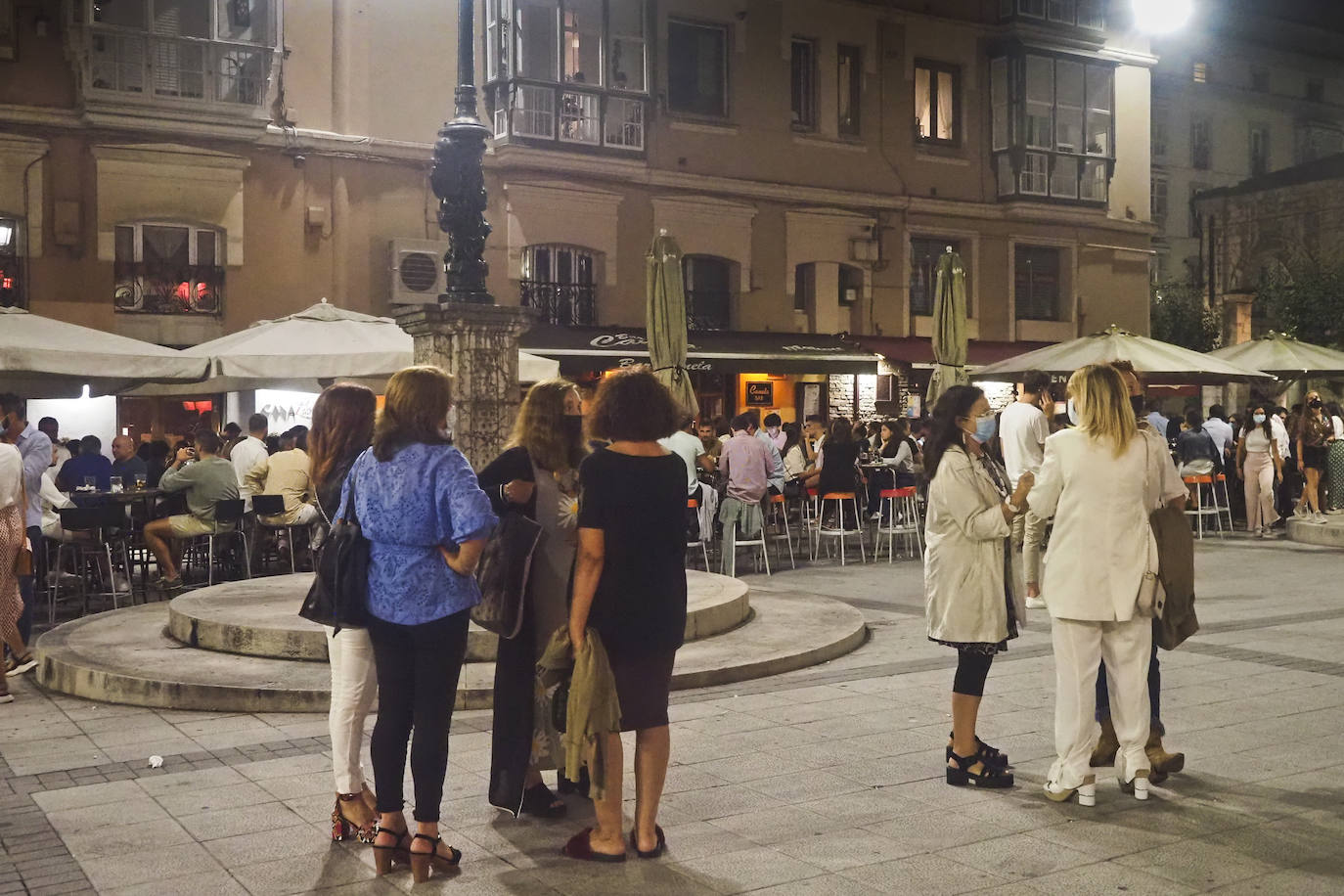 Agentes de la Policía Local se desplegaron este viernes por la noche en las zonas de ocio más concurridas de Santander, para vigilar el cumplimiento de las medidas contra la propagación del coronavirus.