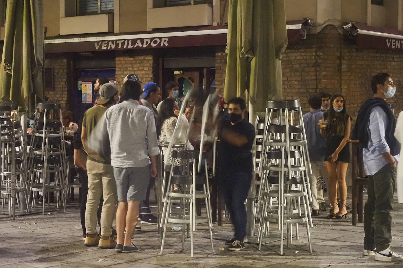 Agentes de la Policía Local se desplegaron este viernes por la noche en las zonas de ocio más concurridas de Santander, para vigilar el cumplimiento de las medidas contra la propagación del coronavirus.