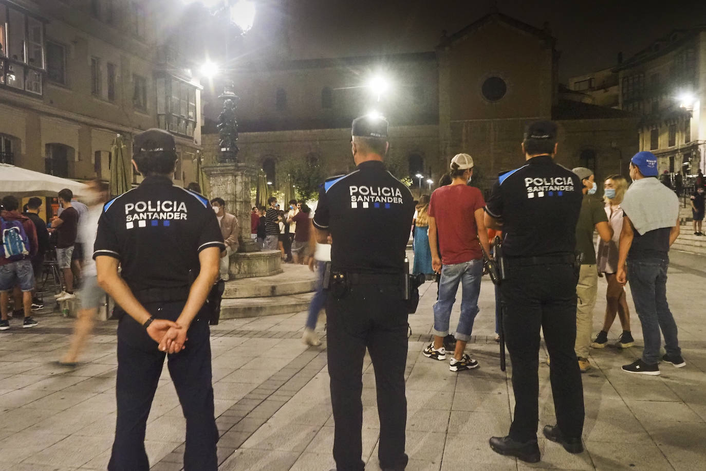 Agentes de la Policía Local se desplegaron este viernes por la noche en las zonas de ocio más concurridas de Santander, para vigilar el cumplimiento de las medidas contra la propagación del coronavirus.