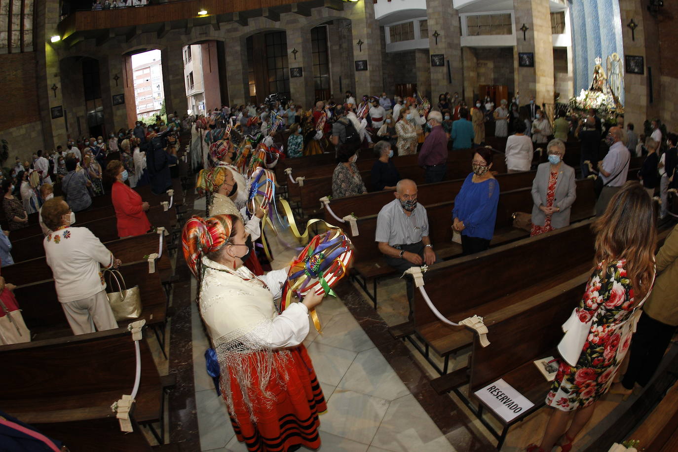 Doscientas personas llenaron el aforo limitado del templo durante la misa en honor a la Virgen Grande