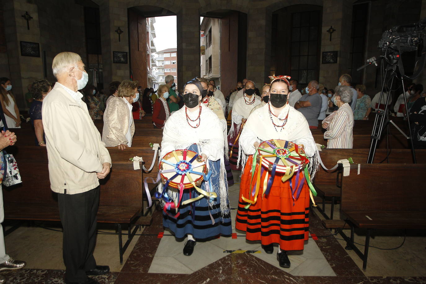 Doscientas personas llenaron el aforo limitado del templo durante la misa en honor a la Virgen Grande