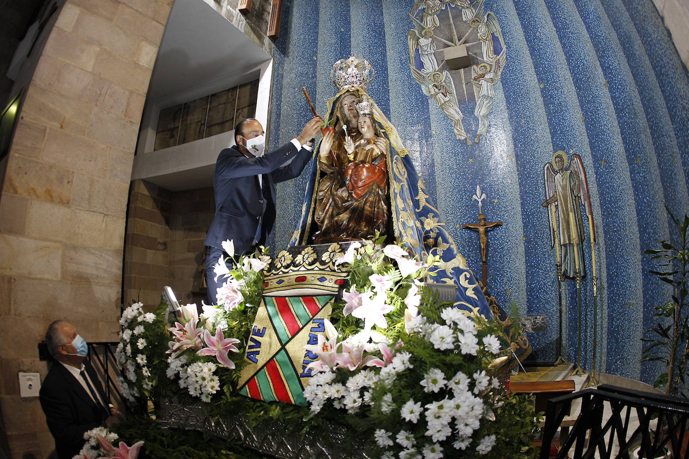 Doscientas personas llenaron el aforo limitado del templo durante la misa en honor a la Virgen Grande