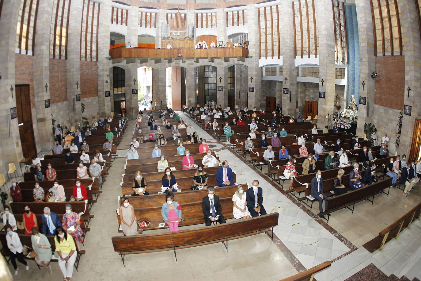 Doscientas personas llenaron el aforo limitado del templo durante la misa en honor a la Virgen Grande