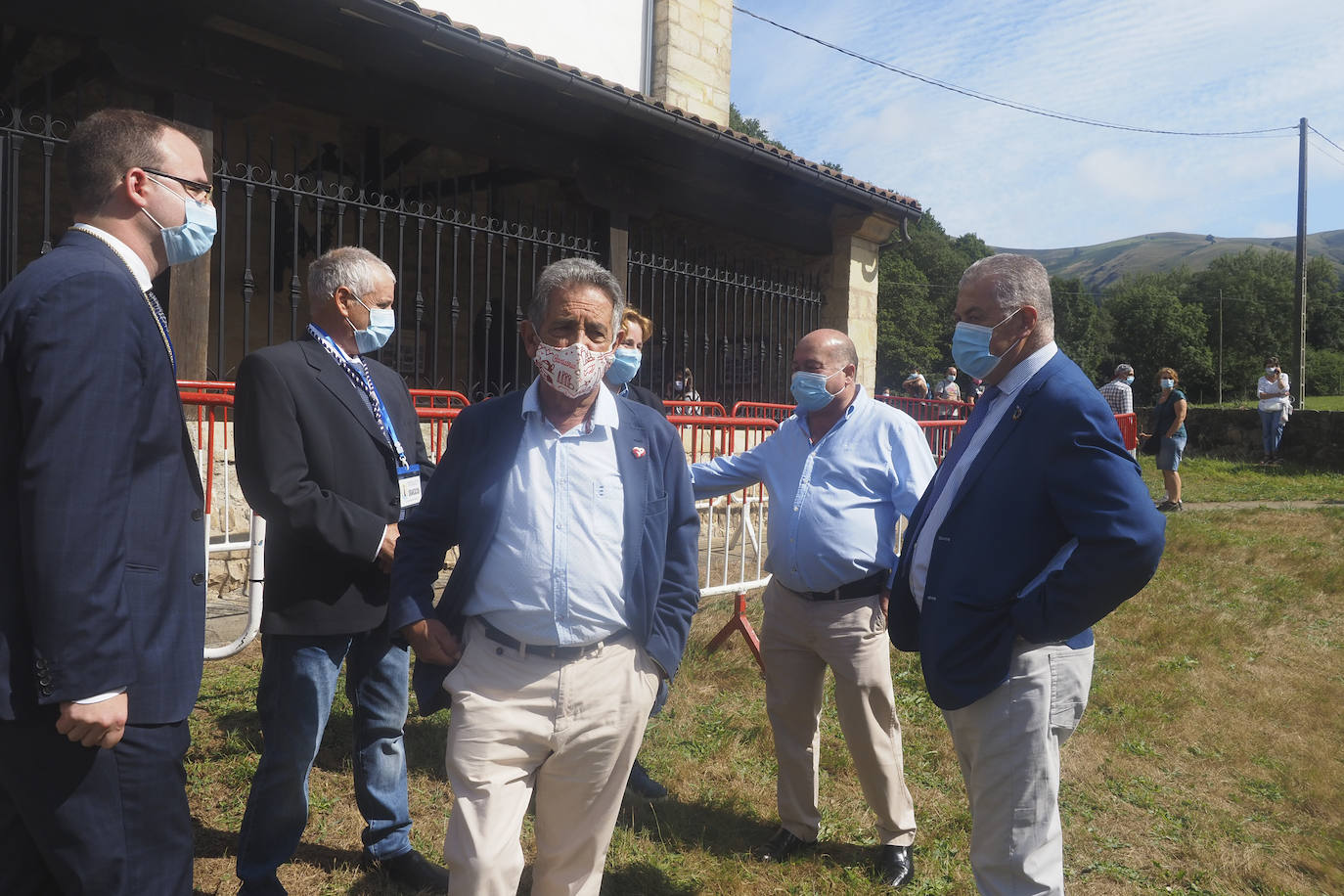 Este año la Virgen de Valvanuz ha congregado a muchos menos fieles en las inmediaciones de la ermita de Selaya, con la suspensión de todos los eventos festivos a excepción de los actos litúrgicos en honor a la patrona de los pasiegos.