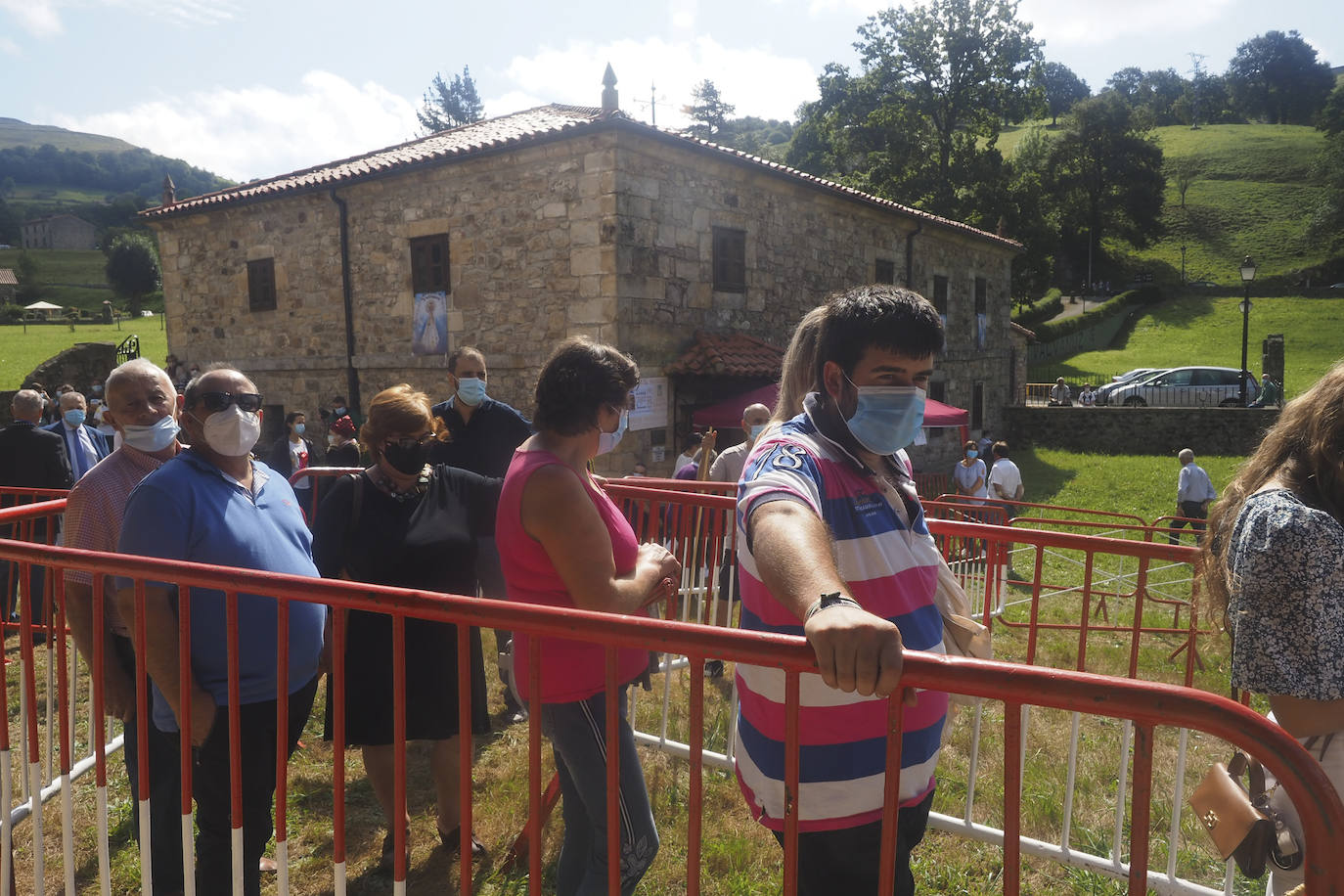 Este año la Virgen de Valvanuz ha congregado a muchos menos fieles en las inmediaciones de la ermita de Selaya, con la suspensión de todos los eventos festivos a excepción de los actos litúrgicos en honor a la patrona de los pasiegos.