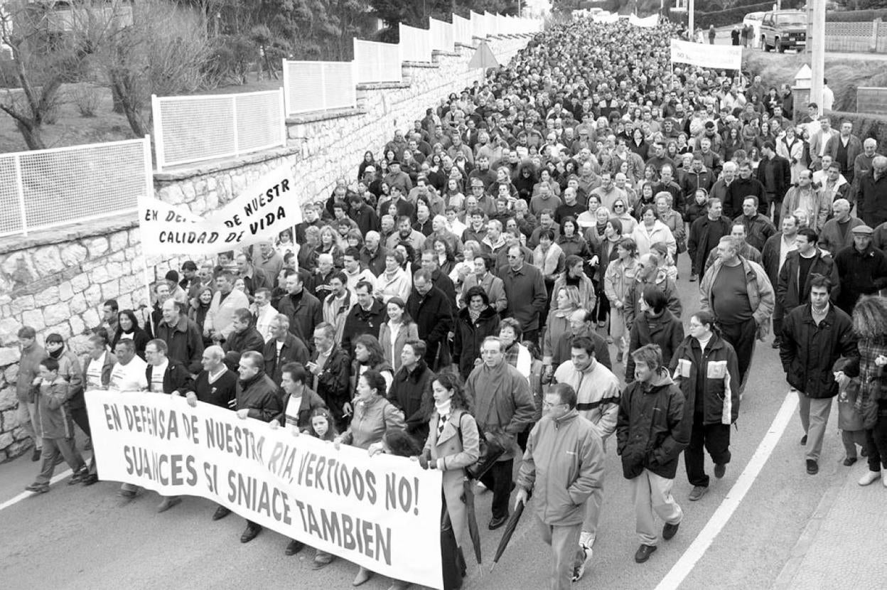 En noviembre de 2002 miles de personas se manifestaron por las calles de Suances para reivindicar una ría limpia de contaminación. 