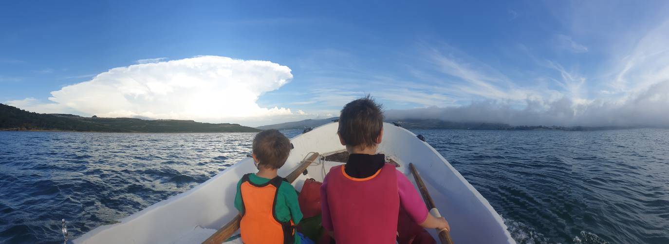 «Navegando por el Embalse del Ebro con nuestros hijos en busca de una playa paradisíaca. Este verano nos quedamos en Campoo. Siempre he pensado que en verano es difícil encontrar mejor opción que quedarse en casa, en Campoo, hacer turismo, o sea salir con la actitud del turista, buscar nuevos sitios, visitar pueblo a pueblo, hacer excursiones... Salir fuera es pasar calor, aglomeraciones, incertidumbres...».