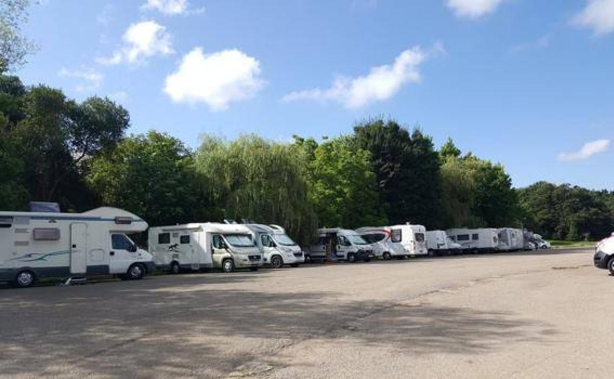 Imagen de archivo del parking de autocaravanas del lago Acebo.