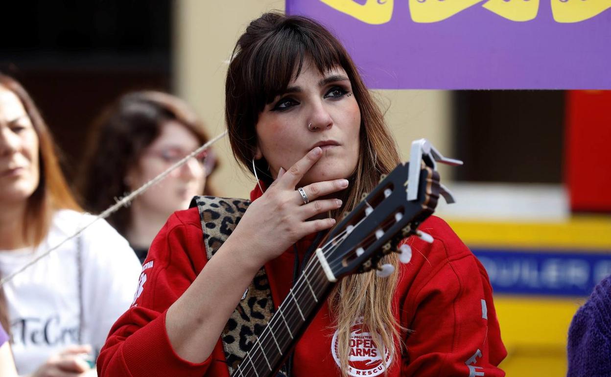 La cantante Rozalén, durante su actuación en los actos del 8M.