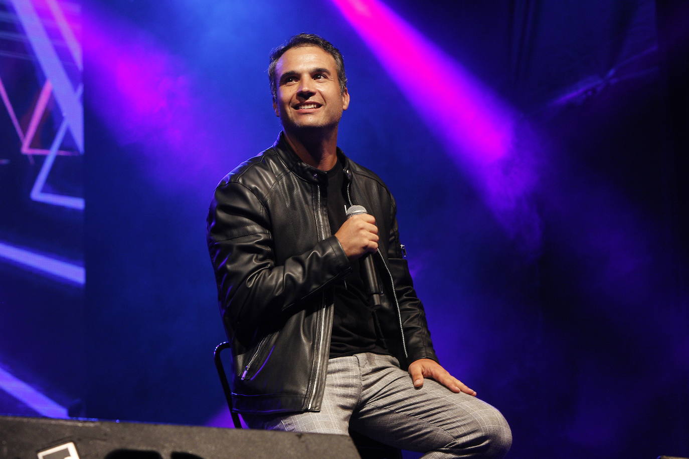 Los artistas locales Fonso Blanco, Abel Revuelta y El artista oportunista (David Van Bylen y Piloshka) actuaron en las fiestas de la Virgen Grande de la ciudad a beneficio de la Asociación Montañesa de Ayuda al Toxicómano