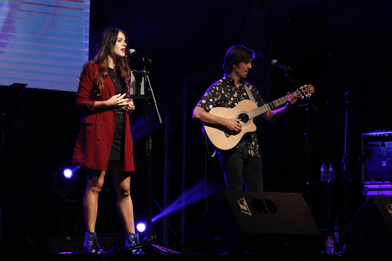 Los artistas locales Fonso Blanco, Abel Revuelta y El artista oportunista (David Van Bylen y Piloshka) actuaron en las fiestas de la Virgen Grande de la ciudad a beneficio de la Asociación Montañesa de Ayuda al Toxicómano