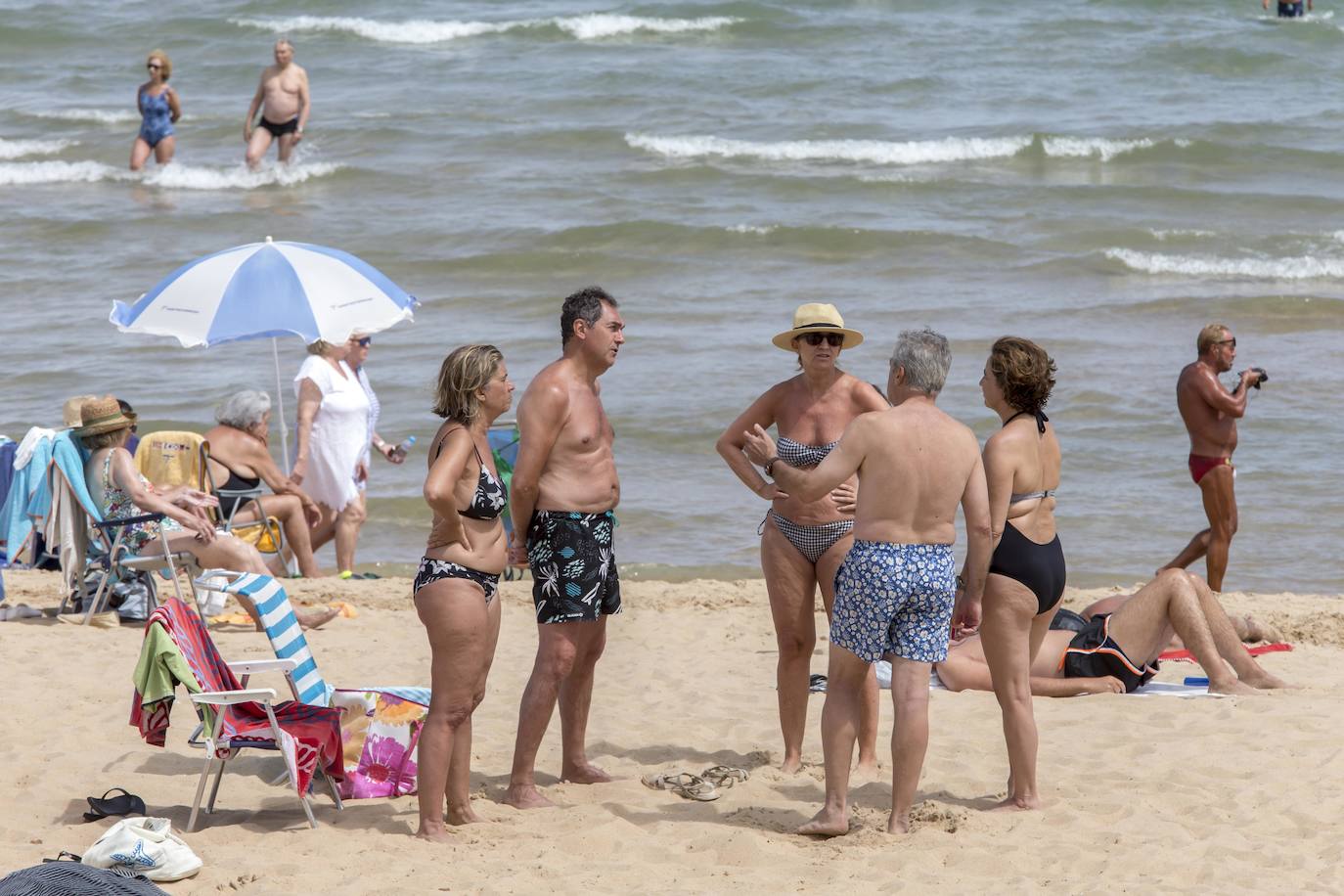 Los ciudadanos se adaptan al veto de fumar sin distancia, su prohibición en las playas y el límite de reuniones en diez personas