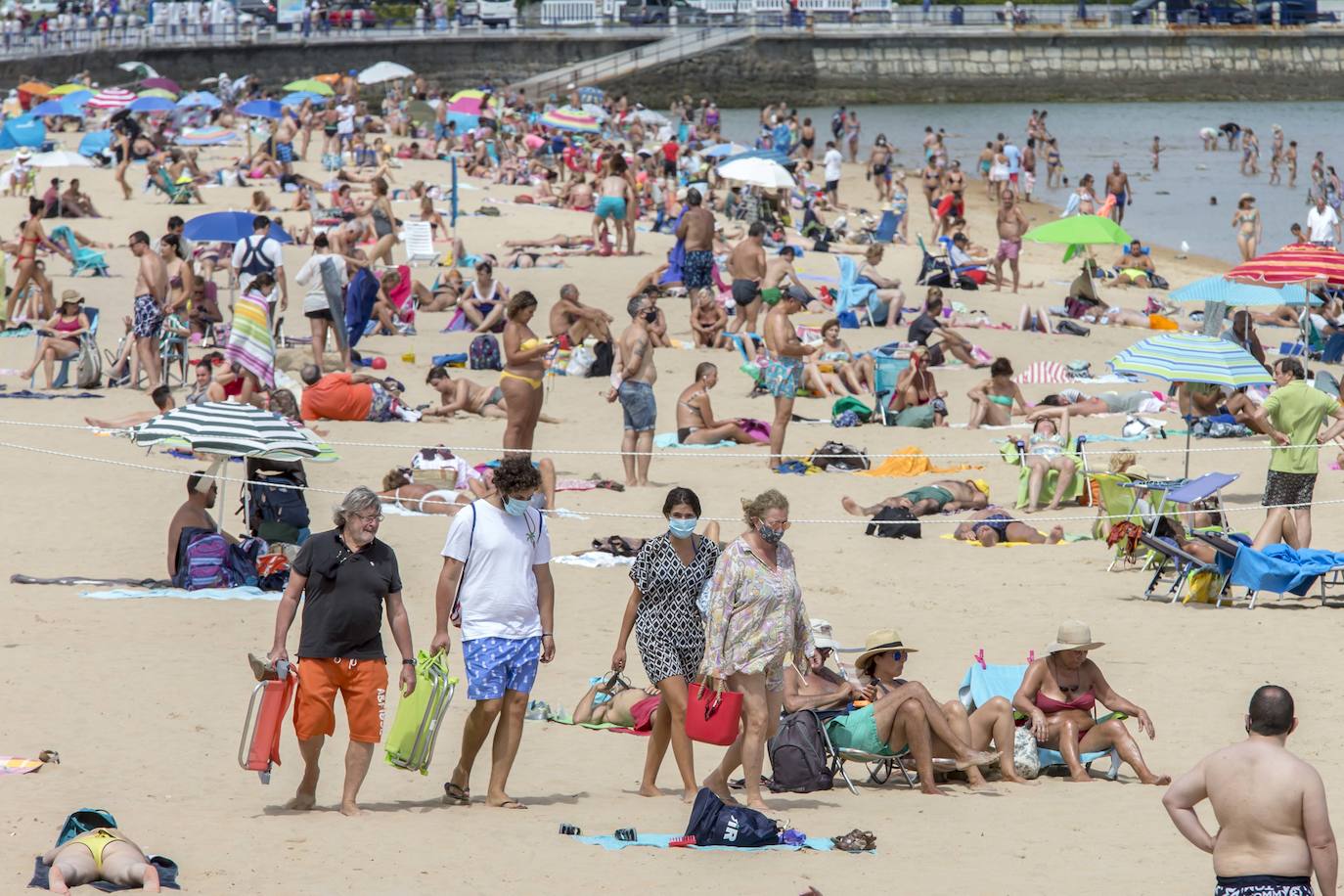 Los ciudadanos se adaptan al veto de fumar sin distancia, su prohibición en las playas y el límite de reuniones en diez personas