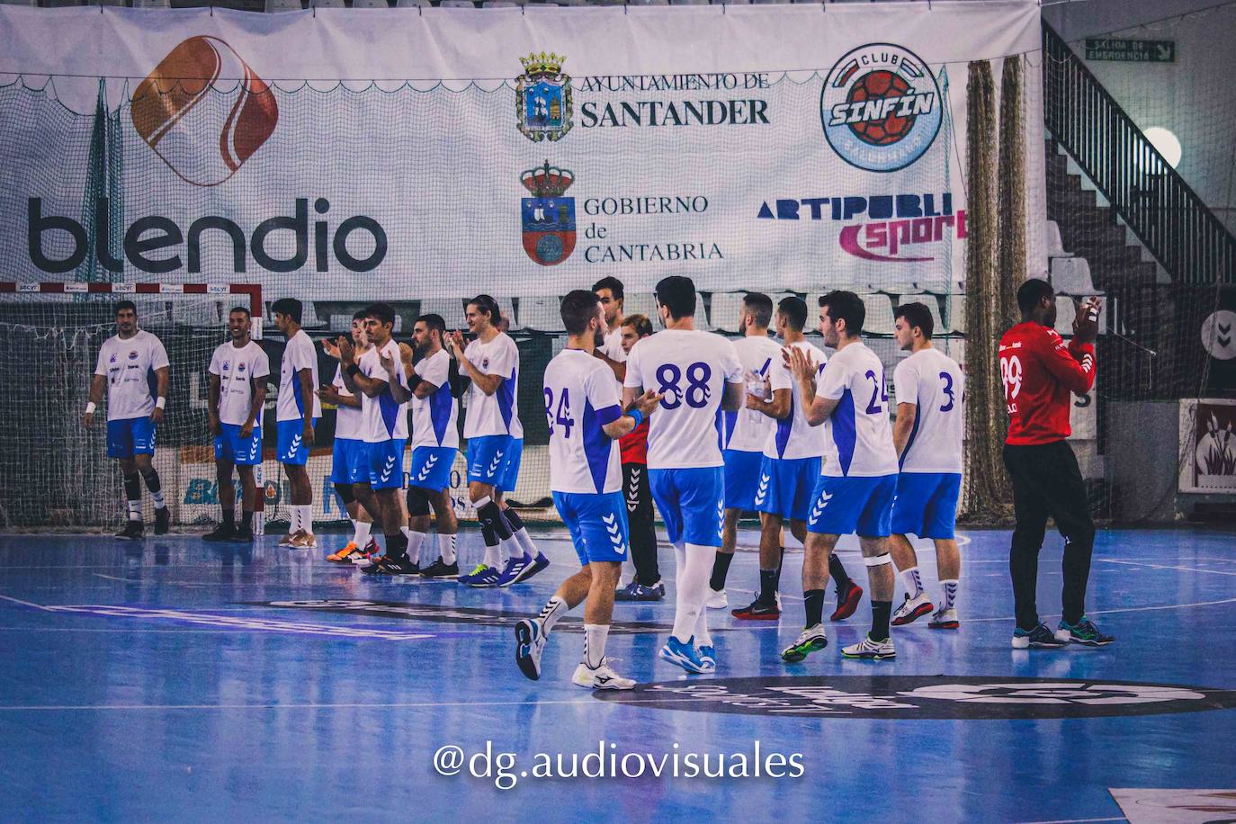 Los jugadores del Liberbank, el pasado sábado antes de jugar en La Albericia ante el Logroño.