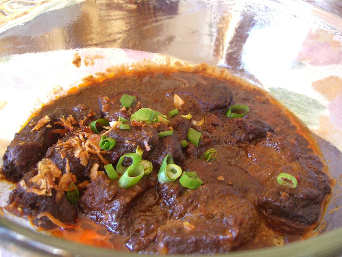 11- Rendang, Indonesia | Carne que se hierve a fuego lento con leche de coco y una mezcla de hierba de limón, galanga, ajo, cúrcuma, jengibre y chiles.