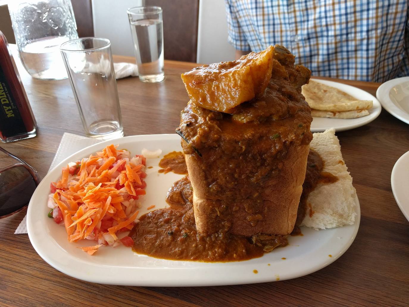 19- Bunny Chow, Sudáfrica | Pan relleno de curry en su interior.