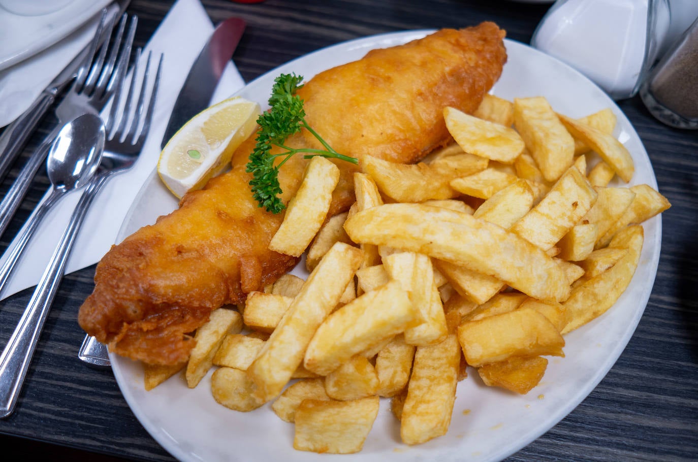 33- Fish and chips, Reino Unido | Fritura de pescado con patatas.