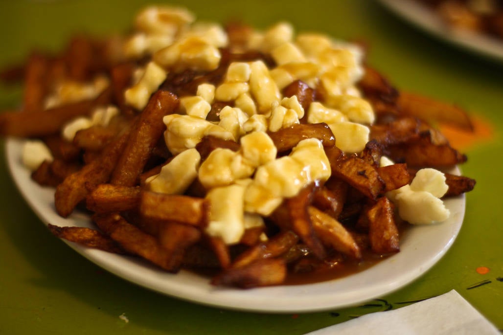 44- Poutine, Canadá | Patatas fritas cubiertas de cuajada de queso y salsa.