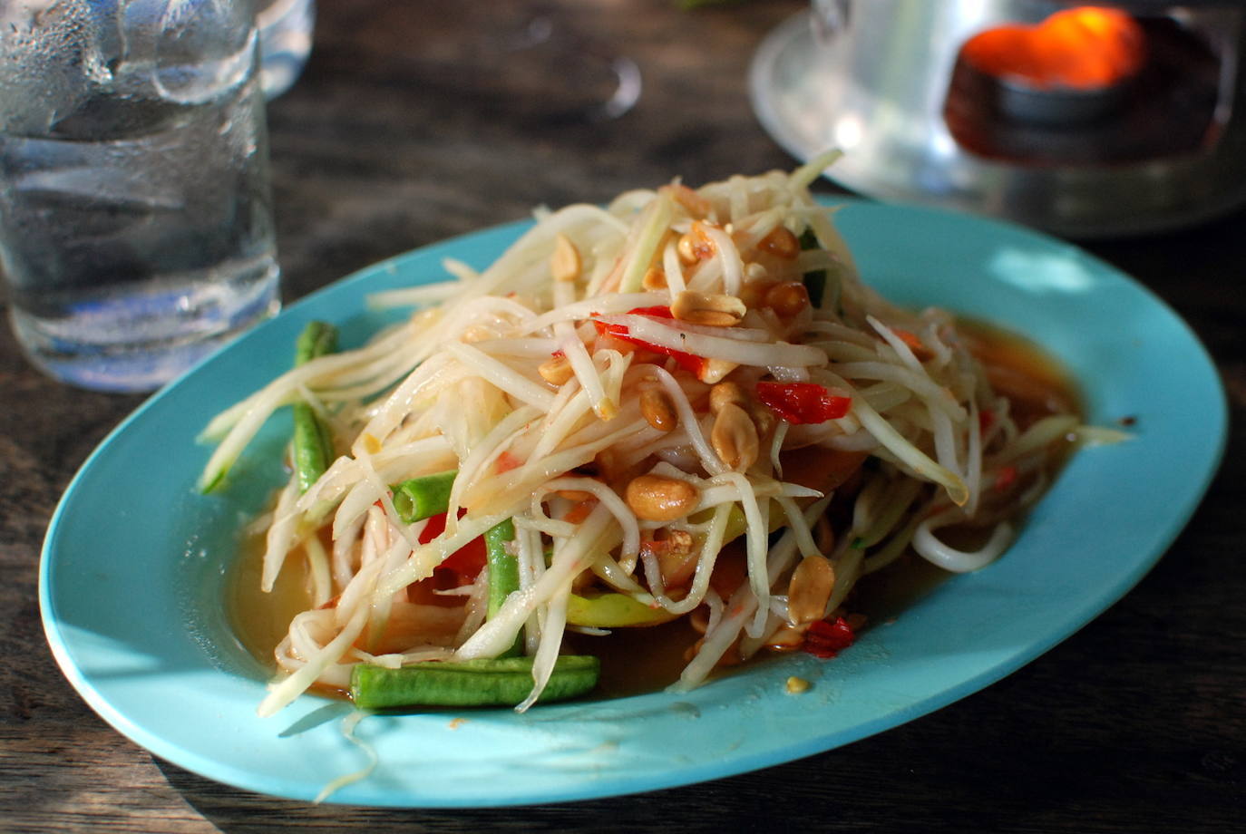 46- Som tam, Tailandia | Se trata de la ensalada más famosa de Tailandia. Lleva ajo machacado, chiles, zumo de tamarindo, salsa de pescado, cacahuetes, camarones secos, tomates, zumo de lima, pasta de caña de azúcar, judías verdes y papaya verde rallada.