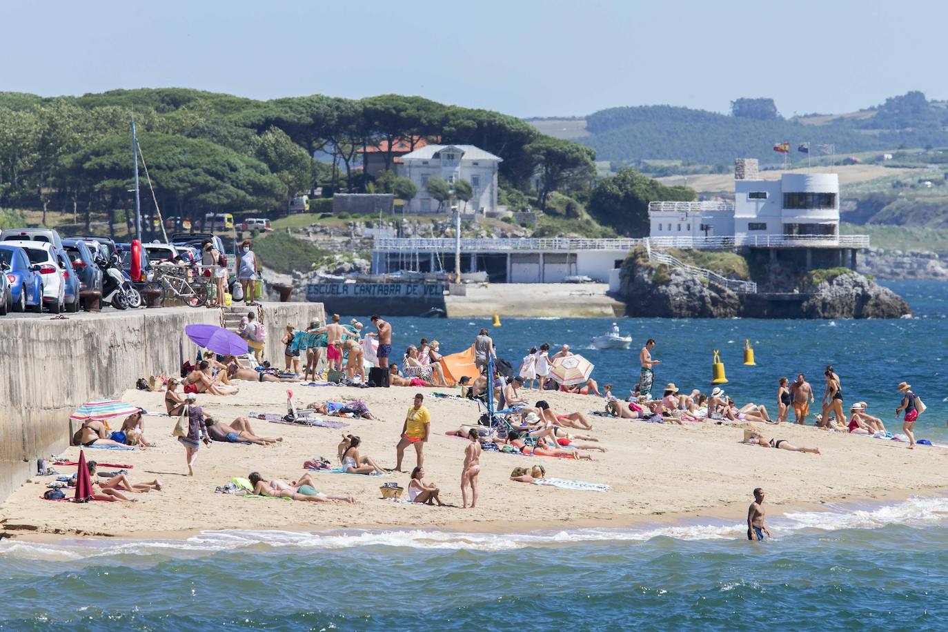 Fotos: Playas al completo en un día muy caluroso en la costa de Cantabria