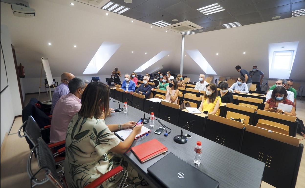 Rodríguez, Zuloaga y Sánchez, ante los participantes en el encuentro que tuvo lugar ayer en la Agencia Cántabra de Administración Tributaria