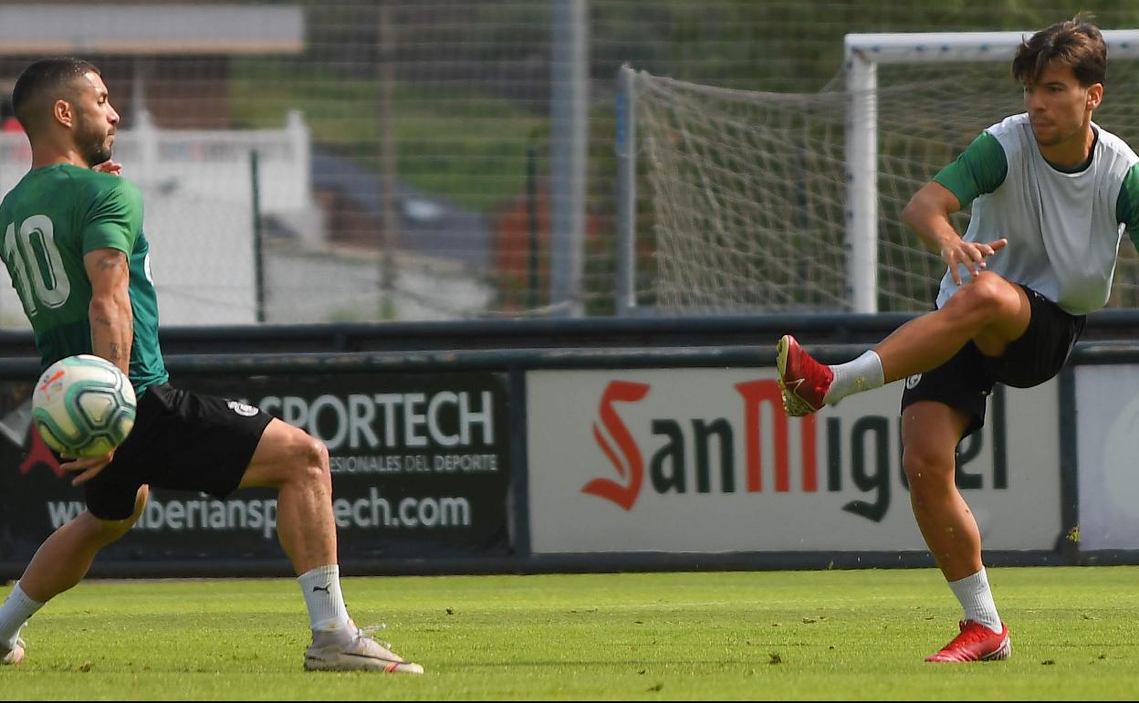 El veterano Álvaro Cejudo y el canterano Martín Solar, en un entrenamiento tras el parón del curso pasado a causa de la crisis sanitaria del covid.