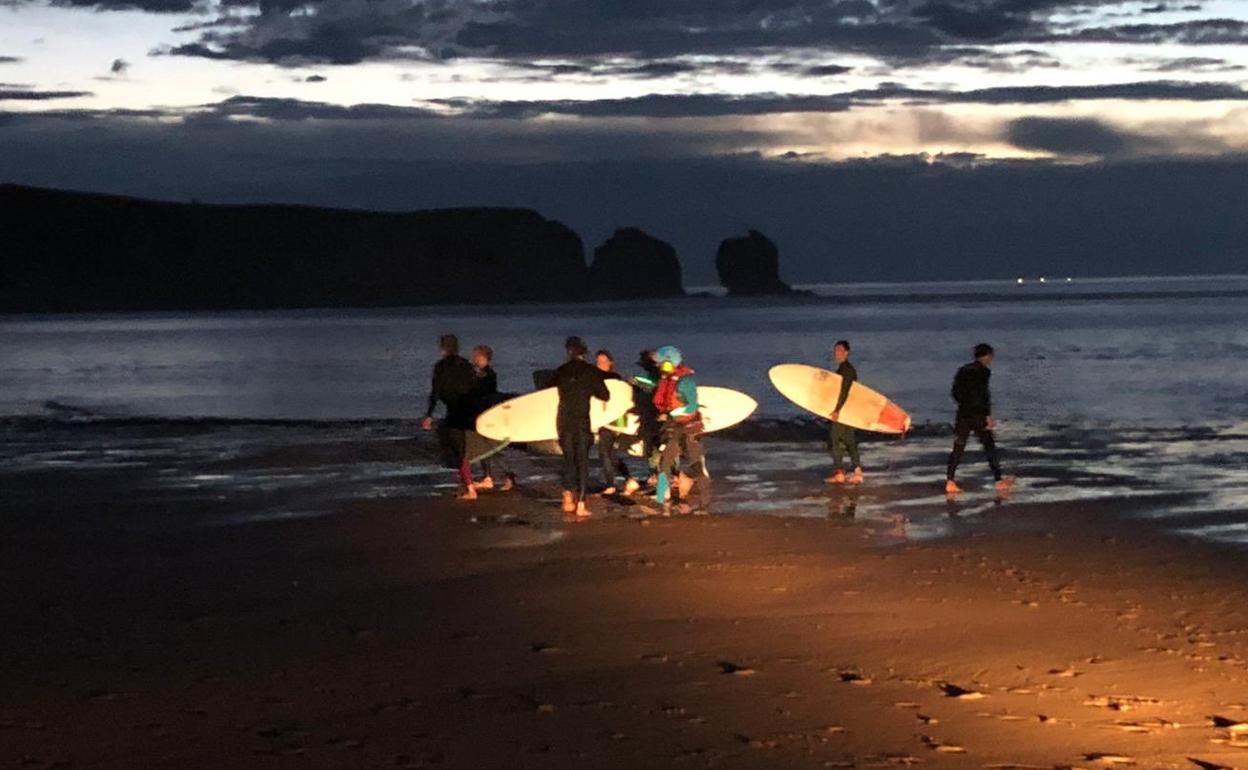 Grupo de surfistas que fueron asistidos por Emergencias 112 Cantabria.