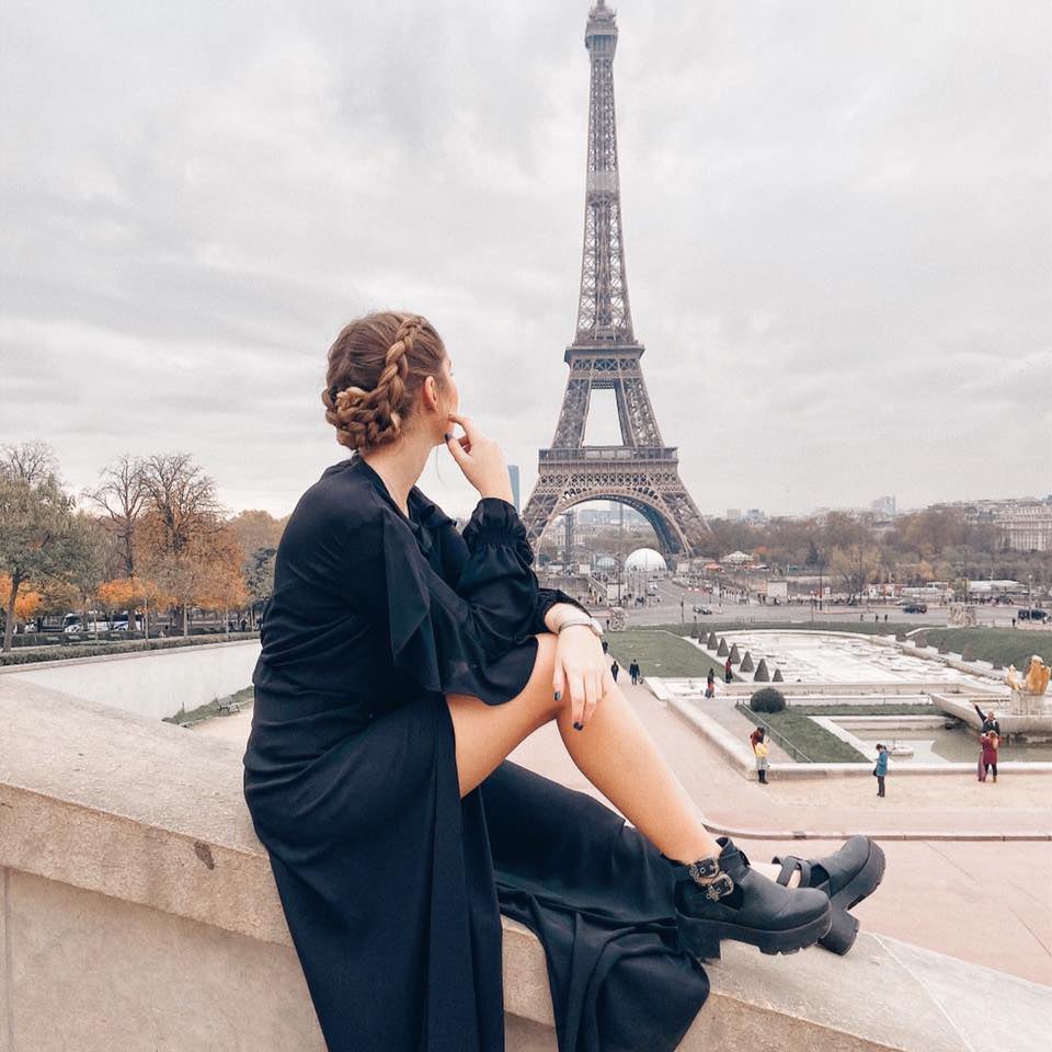 En París, capital de la moda y el estilo, mirando a la Torre Eiffel.