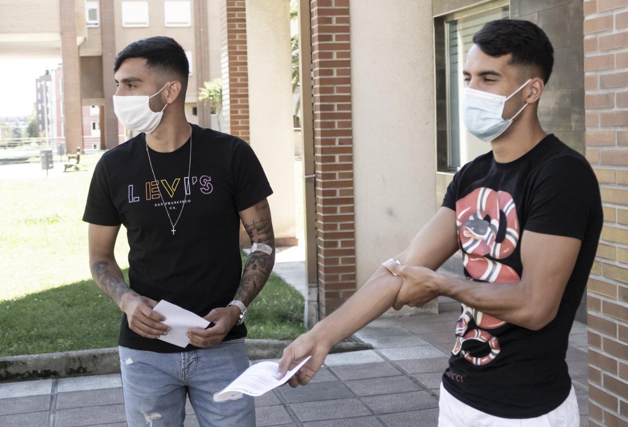 Pablo Andrade (izquierda) e Ismael Benktib, tras pasar este miércoles los test serológicos antes de que este jueves empiece la pretemporada verdiblanca. 