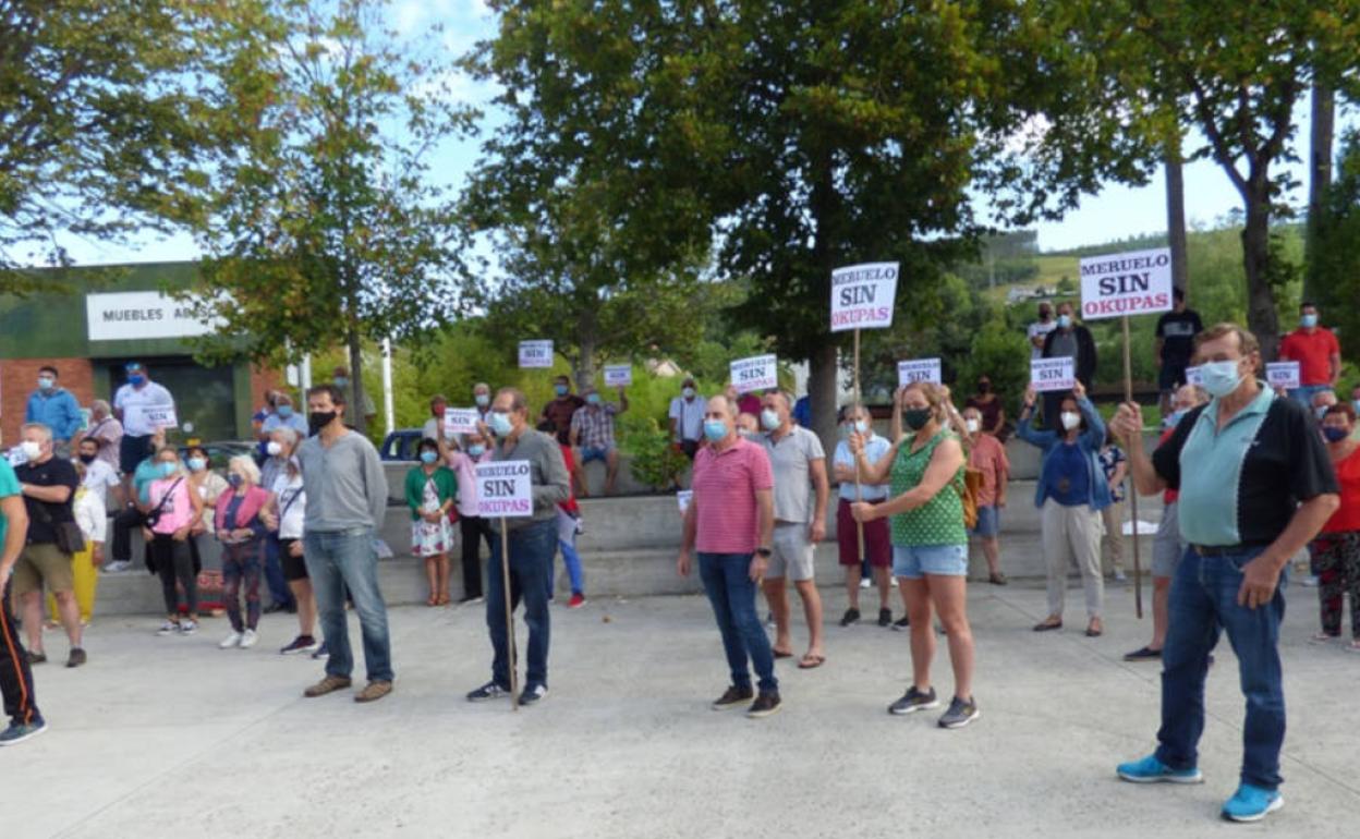 manifestantes contra los okupas en Meruelo.