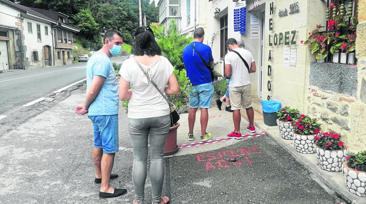 Pese a la nueva realidad que impone el covid, las colas en Helados López siguen siendo un clásico en el verano de Ontaneda. 