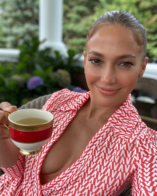 Con un café y su mejor sonrisa viral. 