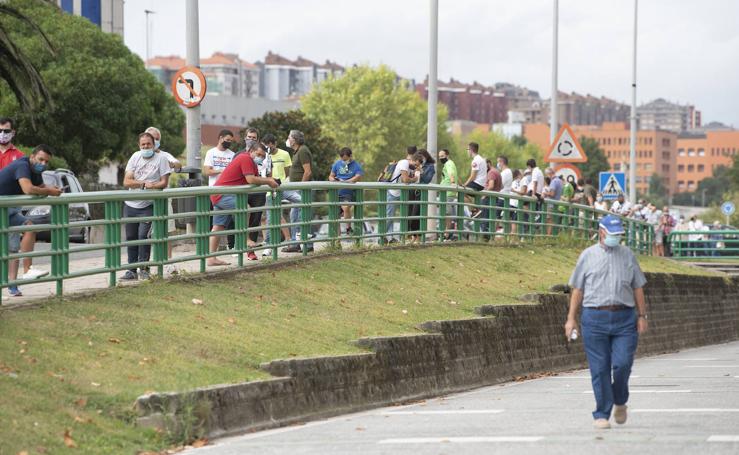 Largas colas para recuperar el dinero de los abonos de la pasada campaña