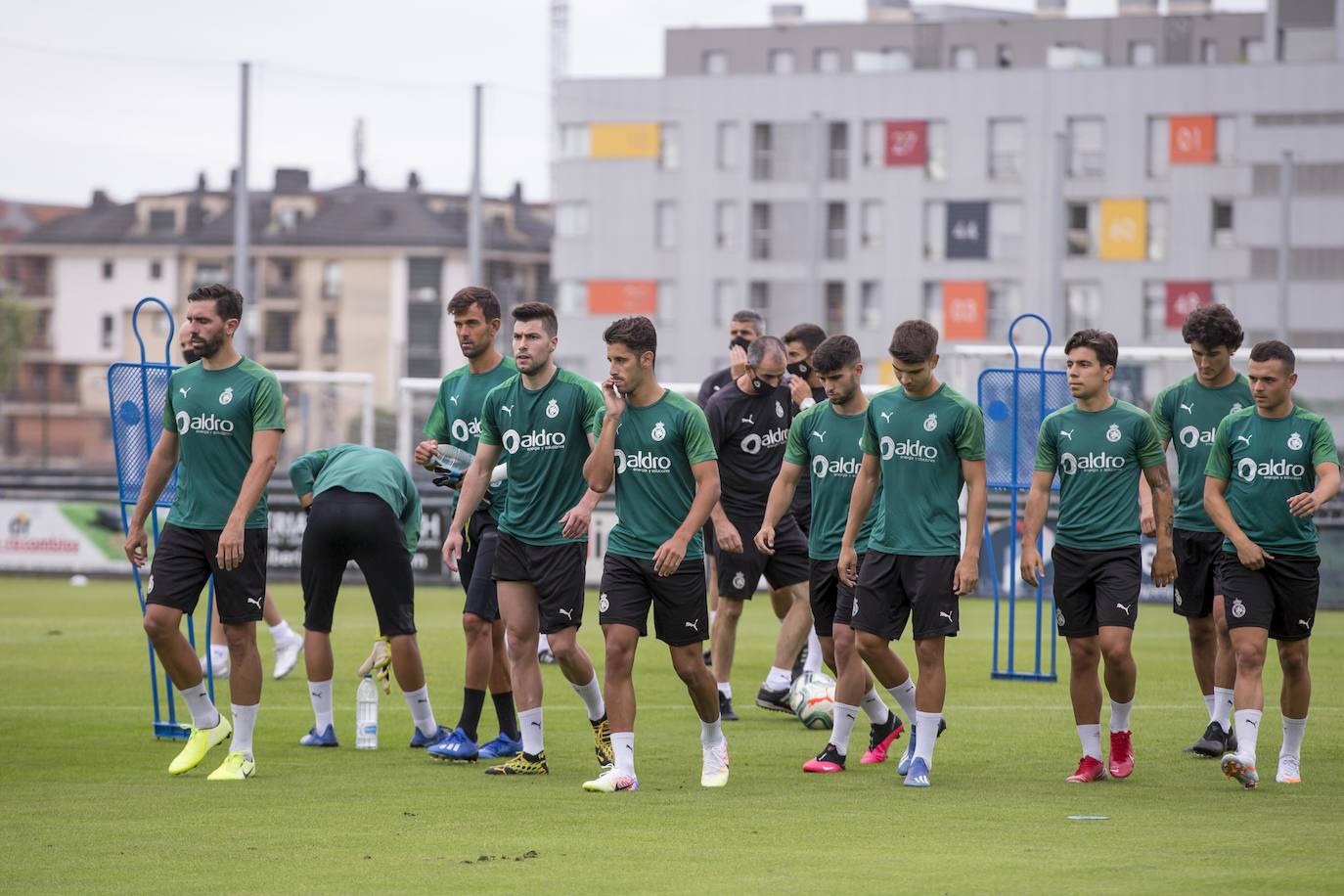 Fotos: El Racing cumple su primer entrenamiento a las órdenes de Javi Rozada