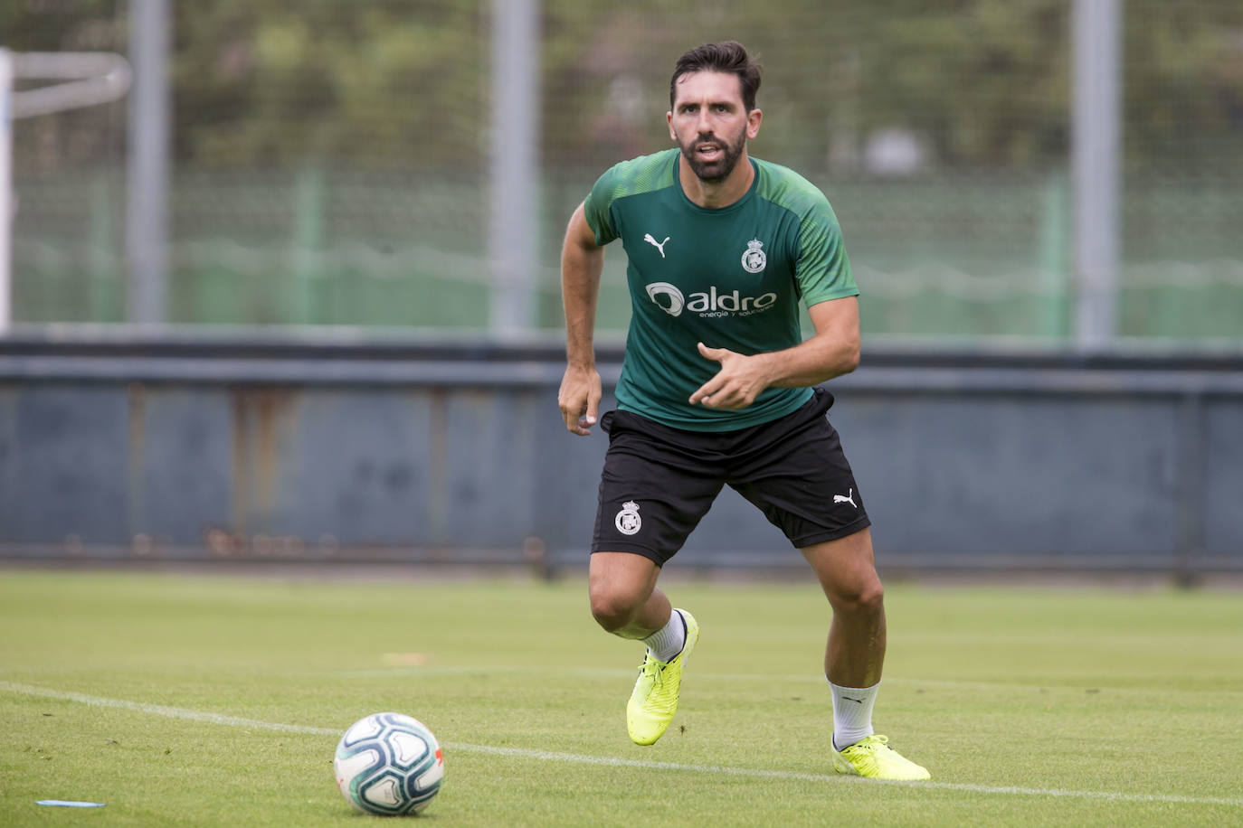 Fotos: El Racing cumple su primer entrenamiento a las órdenes de Javi Rozada