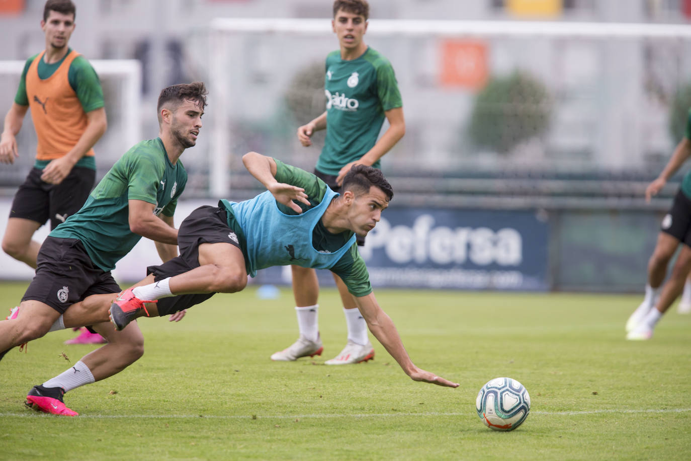 Fotos: El Racing cumple su primer entrenamiento a las órdenes de Javi Rozada