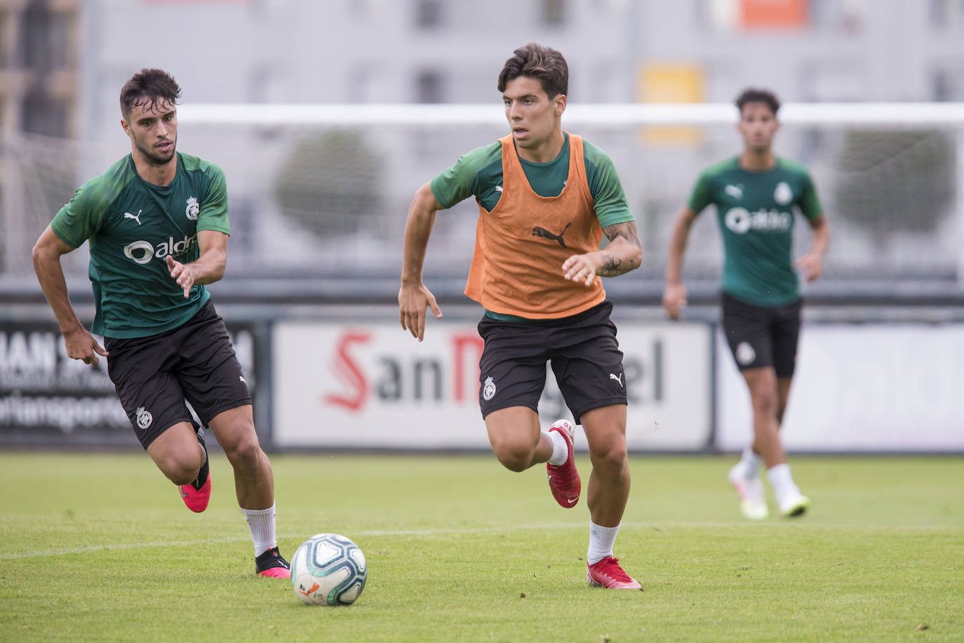 Fotos: El Racing cumple su primer entrenamiento a las órdenes de Javi Rozada