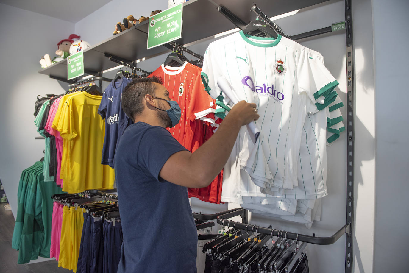 Fotos: Las nuevas equipaciones del Racing