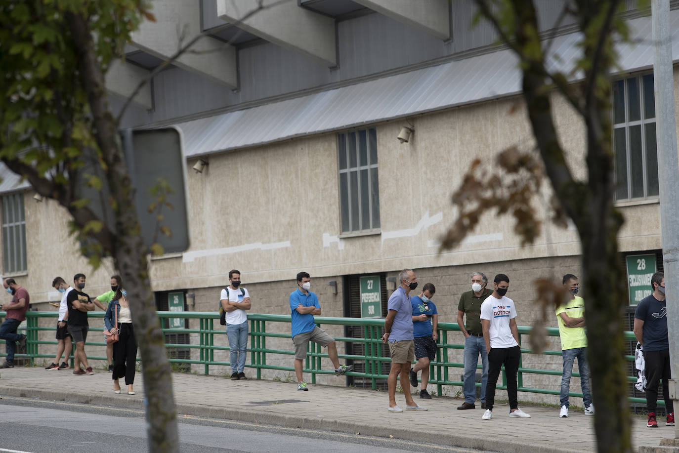 Fotos: Largas colas para recuperar el dinero de los abonos de la pasada campaña