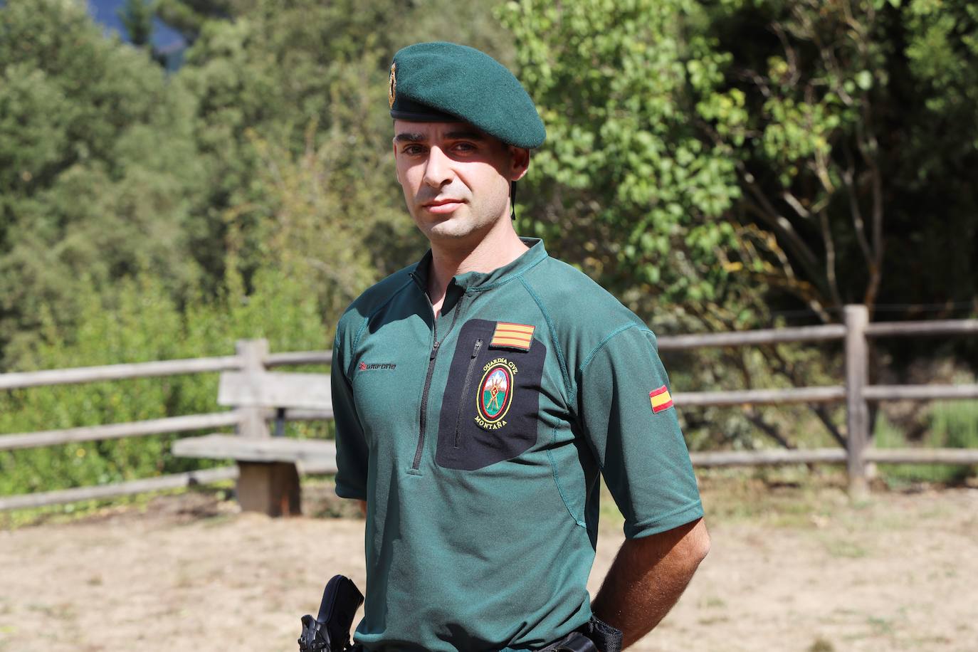 Alarique Betanzos es el sargento y lleva cinco años en la villa lebaniega. Tiene 31 años. Sólo se quitó la mascarilla para realizar esta foto individual guardando la distancia de seguridad con el fotógrafo.