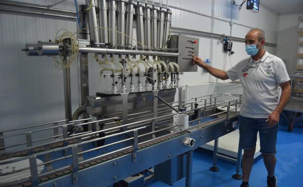 Máquina para embotellar la leche fresca.