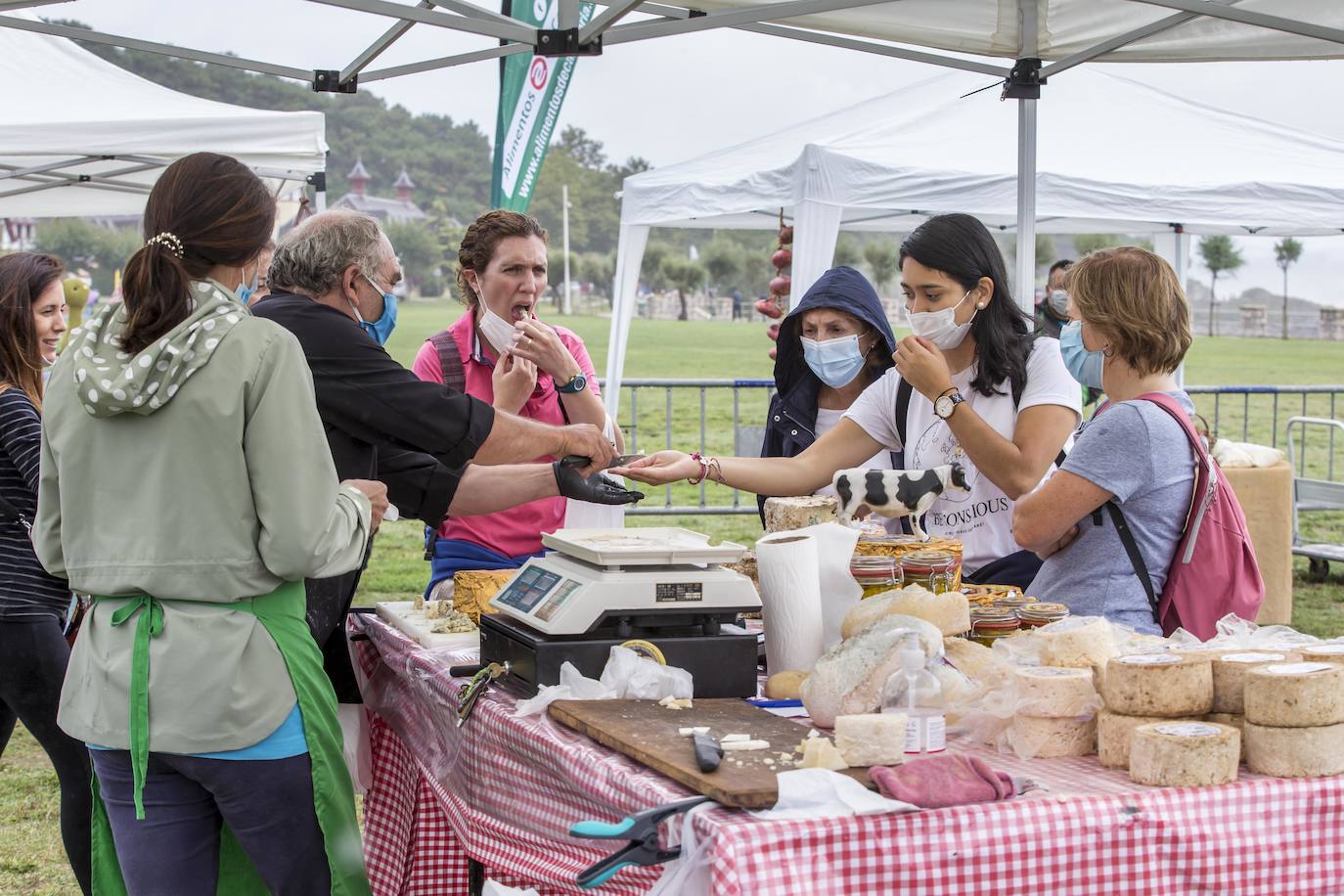La lluvia ha deslucido la feria promovida por la asociación El arte de la tierruca en la campa de la magdalena con 28 puestos, 24 de alimentación y 4 de artesanía de la región. A lo largo de todo este sábado pueden encontrarse quesos, vinos, sobaos, quesadas, empanadas, dulces, embutidos, alubias, patatas fritas, sidra, miel, orujo, mermeladas, rosquillas, encurtidos, repostería y todo tipo de productos de la huerta ecológica como tomates y pimientos.