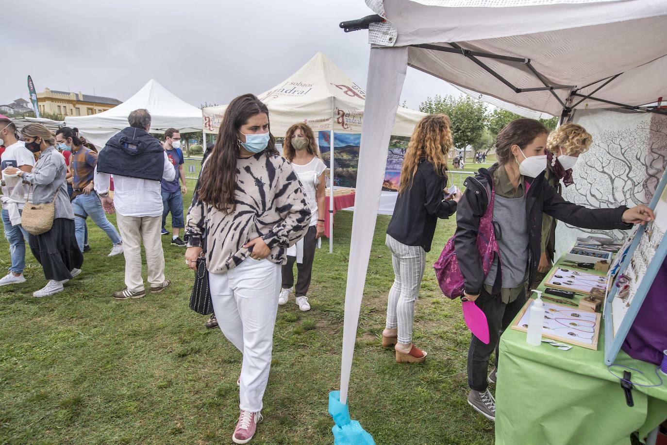 La lluvia ha deslucido la feria promovida por la asociación El arte de la tierruca en la campa de la magdalena con 28 puestos, 24 de alimentación y 4 de artesanía de la región. A lo largo de todo este sábado pueden encontrarse quesos, vinos, sobaos, quesadas, empanadas, dulces, embutidos, alubias, patatas fritas, sidra, miel, orujo, mermeladas, rosquillas, encurtidos, repostería y todo tipo de productos de la huerta ecológica como tomates y pimientos.