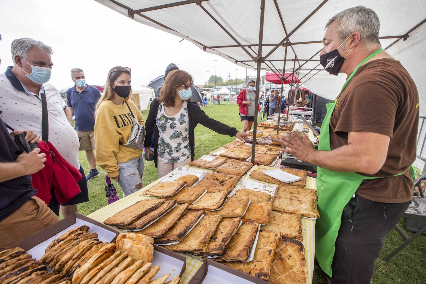 La lluvia ha deslucido la feria promovida por la asociación El arte de la tierruca en la campa de la magdalena con 28 puestos, 24 de alimentación y 4 de artesanía de la región. A lo largo de todo este sábado pueden encontrarse quesos, vinos, sobaos, quesadas, empanadas, dulces, embutidos, alubias, patatas fritas, sidra, miel, orujo, mermeladas, rosquillas, encurtidos, repostería y todo tipo de productos de la huerta ecológica como tomates y pimientos.