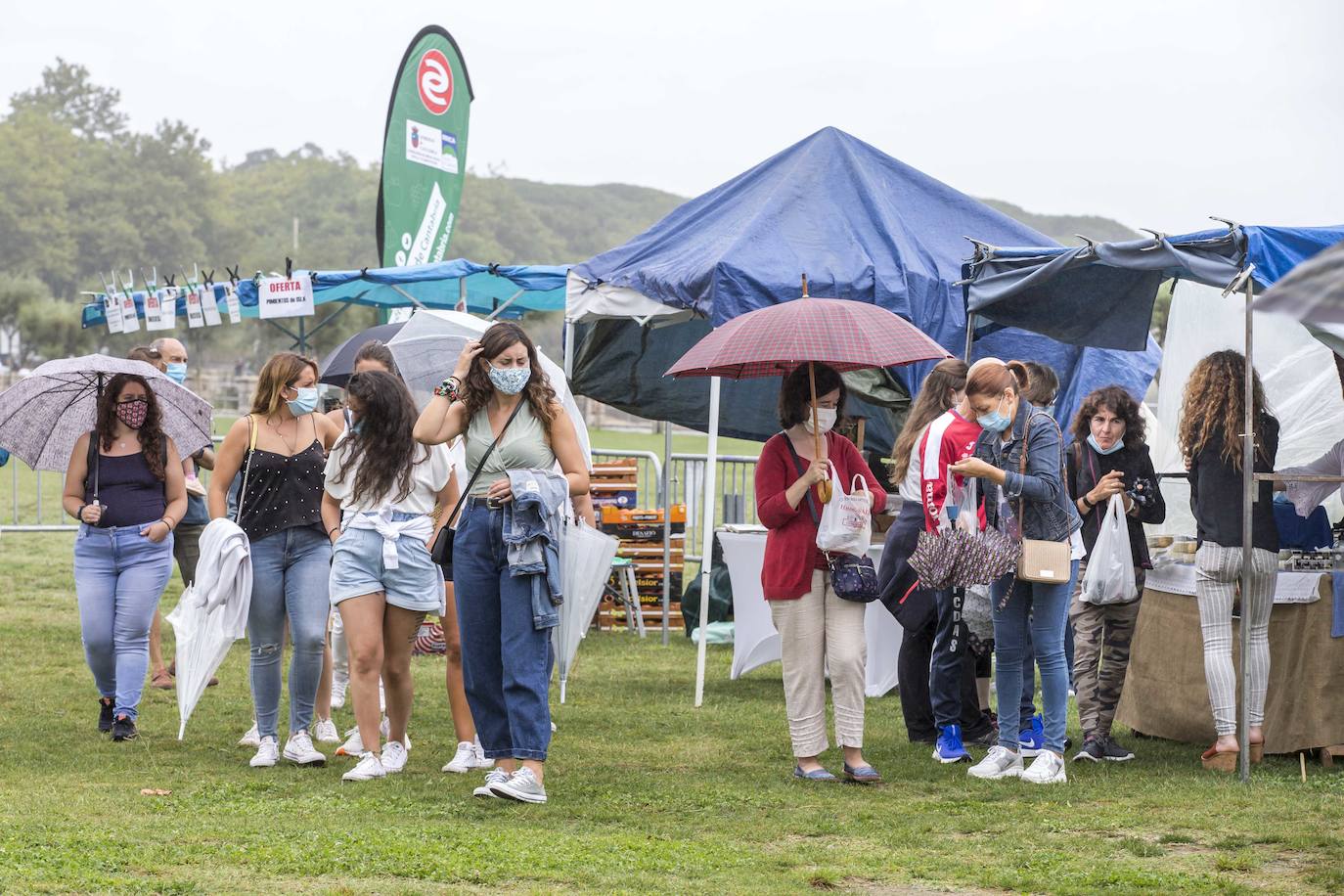 La lluvia ha deslucido la feria promovida por la asociación El arte de la tierruca en la campa de la magdalena con 28 puestos, 24 de alimentación y 4 de artesanía de la región. A lo largo de todo este sábado pueden encontrarse quesos, vinos, sobaos, quesadas, empanadas, dulces, embutidos, alubias, patatas fritas, sidra, miel, orujo, mermeladas, rosquillas, encurtidos, repostería y todo tipo de productos de la huerta ecológica como tomates y pimientos.