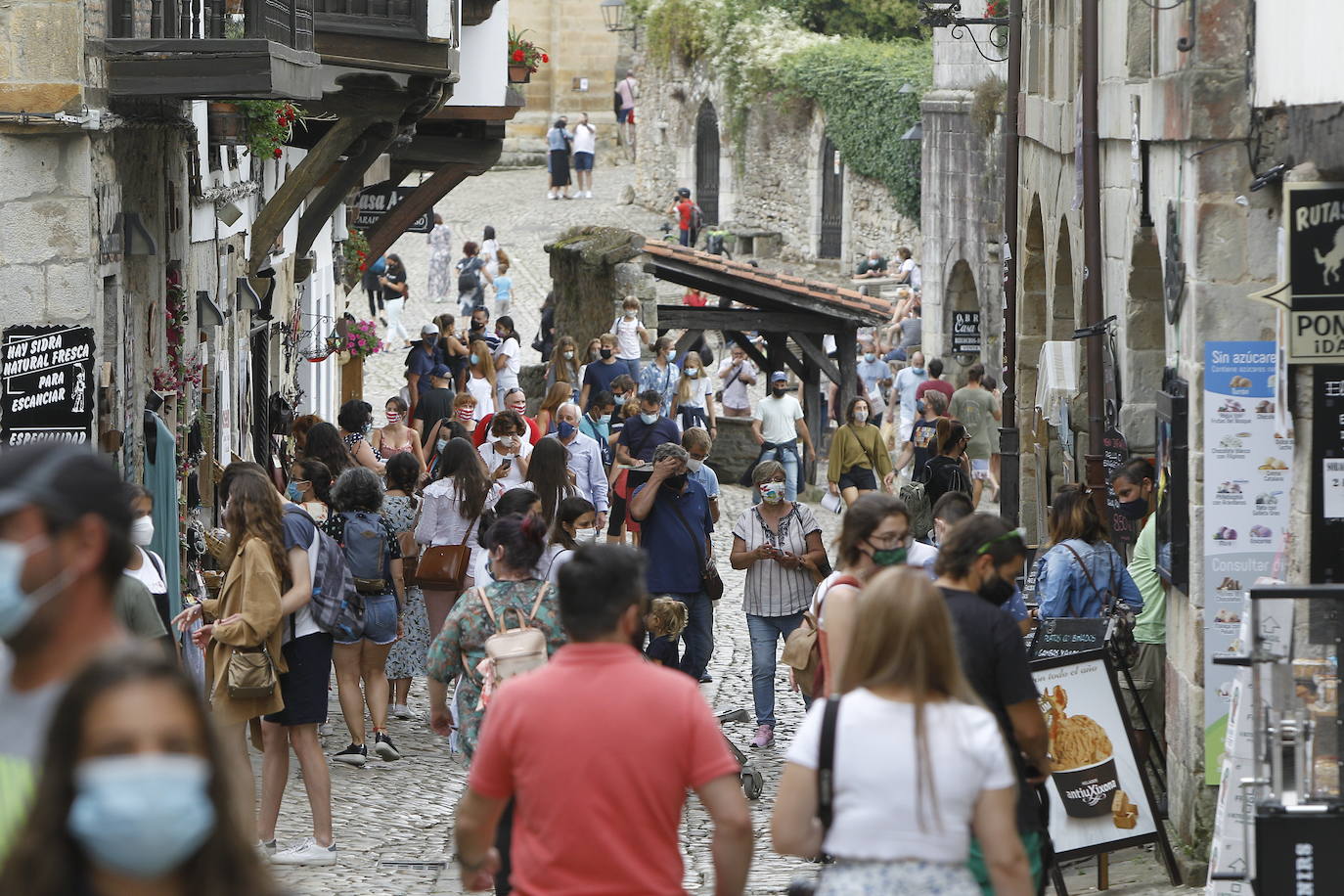 Santillana con sus calles llenas