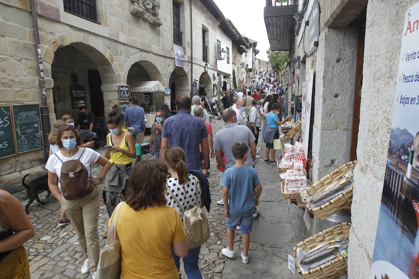 Santillana con sus calles llenas